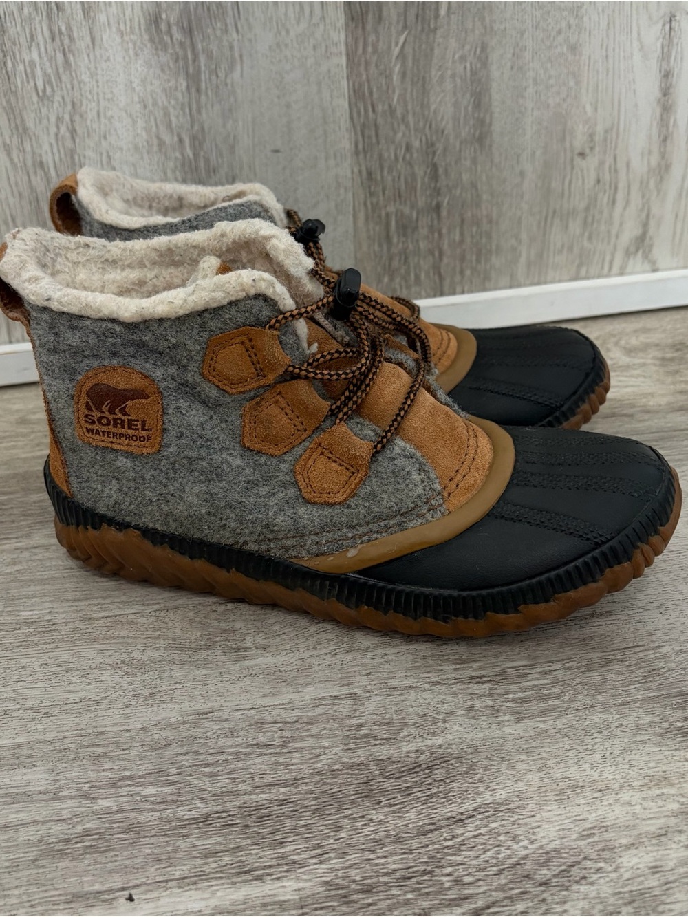 Sorel Out n About Wool Insulated Waterproof Duck Boot Youth Kids Size 4 Gray Tan